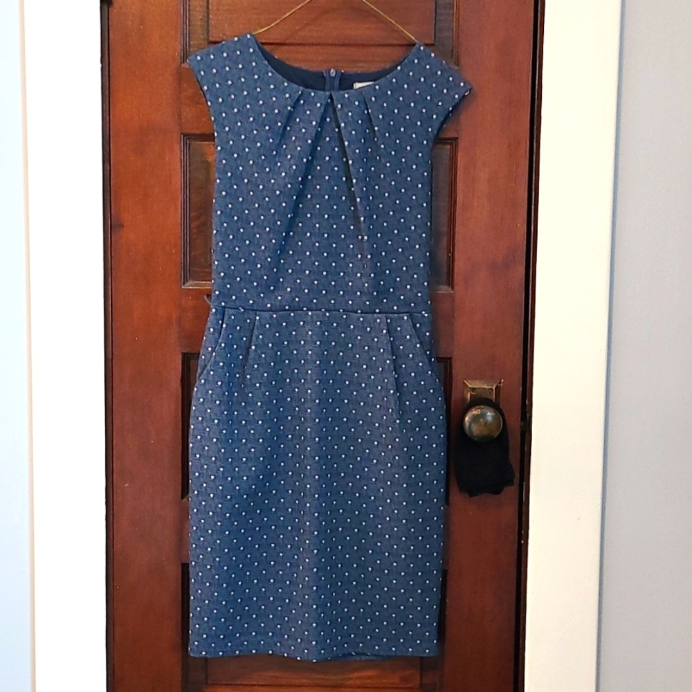 Tailored dress in blue/cream